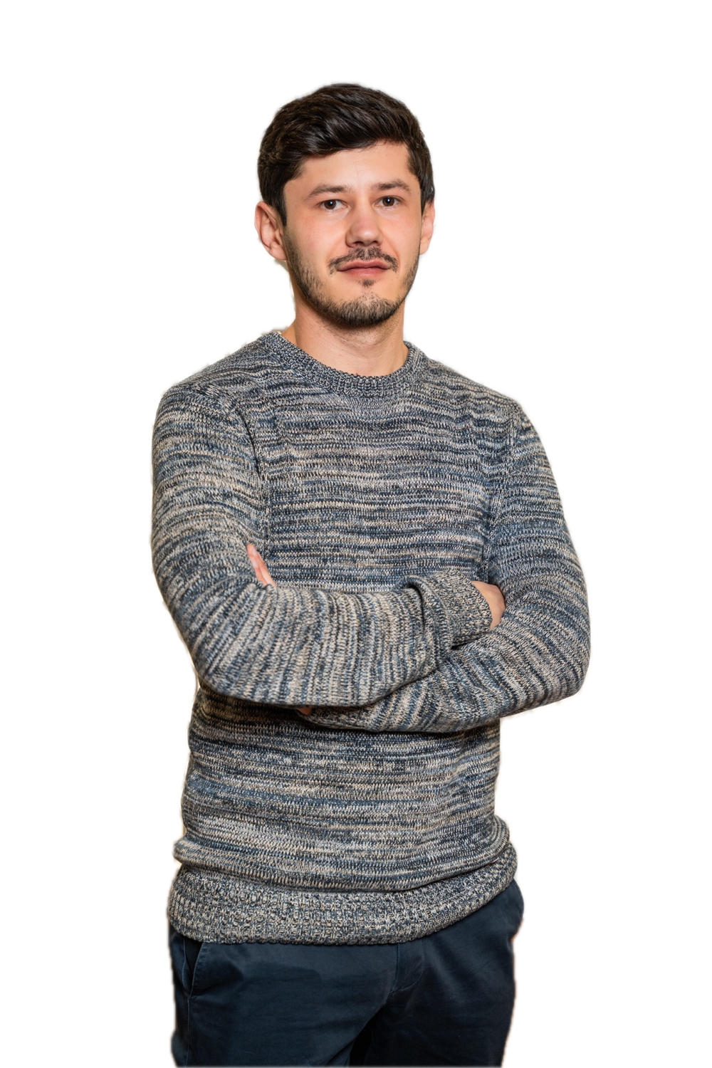 Jack Miro, de braços cruzados, com uma camisola de malha cinzenta